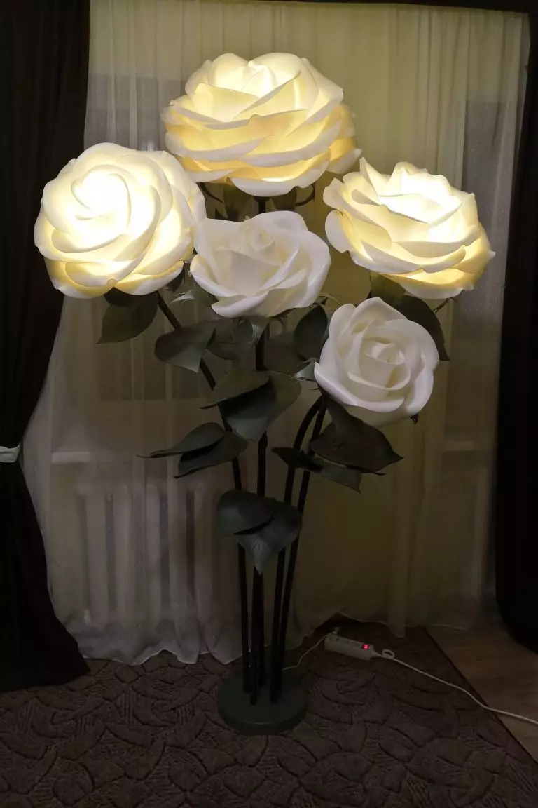 Llums en forma de roses de Isolon (32 fotos): Lliçó magistral, fer un ram en un flyfood llum amb les seves pròpies mans. Com fer que un augment de la flor? 26826_2