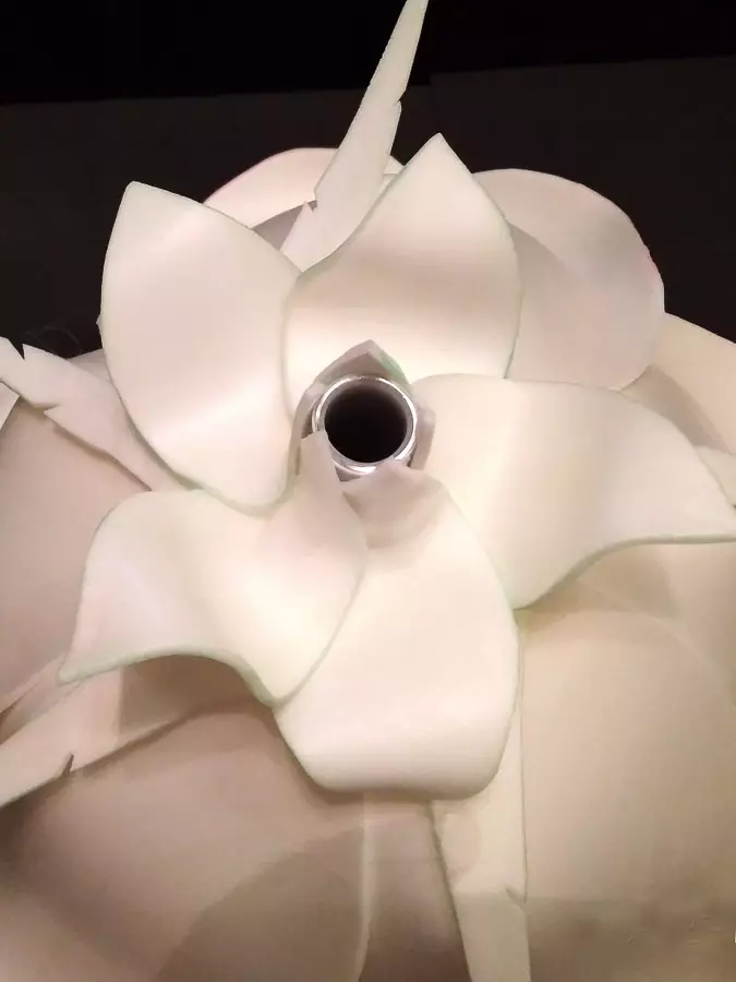 Llums en forma de roses de Isolon (32 fotos): Lliçó magistral, fer un ram en un flyfood llum amb les seves pròpies mans. Com fer que un augment de la flor? 26826_26