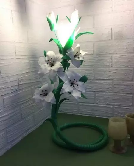Lilije iz Isolona (46 fotografij): Kako narediti svetilko na glavnem razredu? Predloge popkov in cvetnih listov rastnih barv z dimenzijami 26829_43