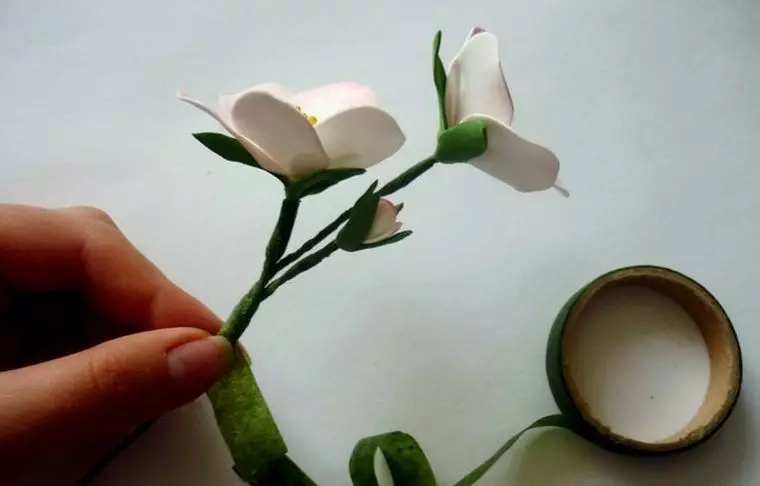 ດອກໄມ້ຈາກ Foamyran (103 ຮູບ): ຫ້ອງຮຽນແມ່ບົດສໍາລັບການເຮັດດ້ວຍມືຂອງທ່ານເອງໃນແມ່ແບບ. ວິທີການເຮັດ bouquets handmade ຂັ້ນຕອນໂດຍຂັ້ນຕອນ? 26831_101