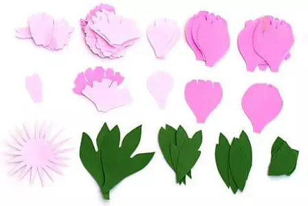 פרחים מ Foamyran (103 תמונות): בכיתה מאסטר להכנת עם הידיים שלך על תבניות. איך לעשות זרי פרחים בעבודת יד צעד אחר צעד? 26831_46