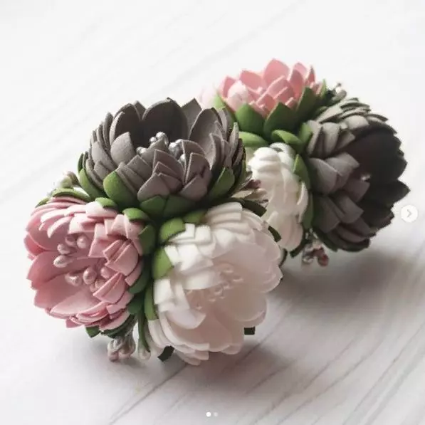 ດອກໄມ້ຈາກ Foamyran (103 ຮູບ): ຫ້ອງຮຽນແມ່ບົດສໍາລັບການເຮັດດ້ວຍມືຂອງທ່ານເອງໃນແມ່ແບບ. ວິທີການເຮັດ bouquets handmade ຂັ້ນຕອນໂດຍຂັ້ນຕອນ? 26831_5