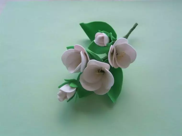 פרחים מ Foamyran (103 תמונות): בכיתה מאסטר להכנת עם הידיים שלך על תבניות. איך לעשות זרי פרחים בעבודת יד צעד אחר צעד? 26831_96