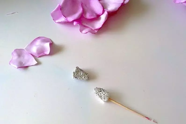 Little rozes no foamiran: kā padarīt tos veidnes no lokiem? Soli pa solim Master klase par rozēm ar savām rokām. Skaisti ziedu darbi no putas 26834_13