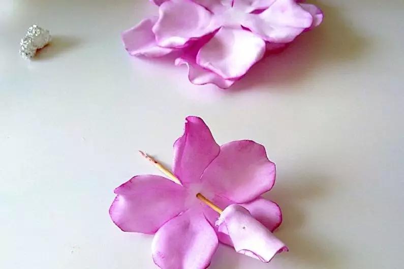Små roser fra Foamiran: Sådan gør du dem i skabeloner fra cirklerne? Trin-for-trin master klasse på at skabe roser med egne hænder. Smukke værker af blomster fra Foamyran 26834_14
