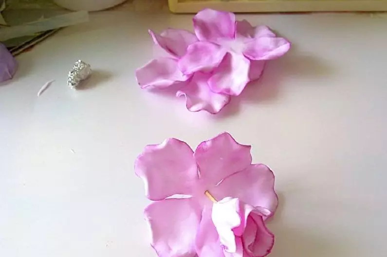 Little rozes no foamiran: kā padarīt tos veidnes no lokiem? Soli pa solim Master klase par rozēm ar savām rokām. Skaisti ziedu darbi no putas 26834_15