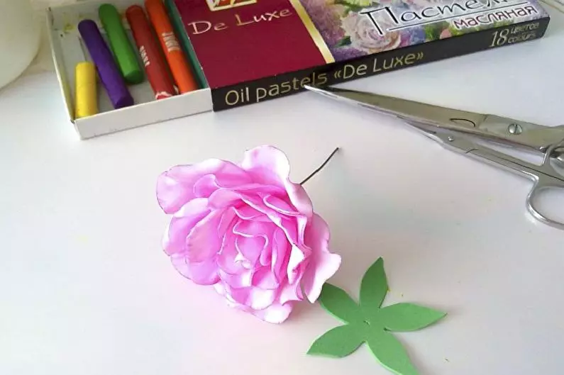 Little rozes no foamiran: kā padarīt tos veidnes no lokiem? Soli pa solim Master klase par rozēm ar savām rokām. Skaisti ziedu darbi no putas 26834_16