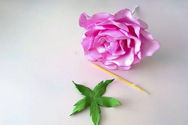 Little rozes no foamiran: kā padarīt tos veidnes no lokiem? Soli pa solim Master klase par rozēm ar savām rokām. Skaisti ziedu darbi no putas 26834_17