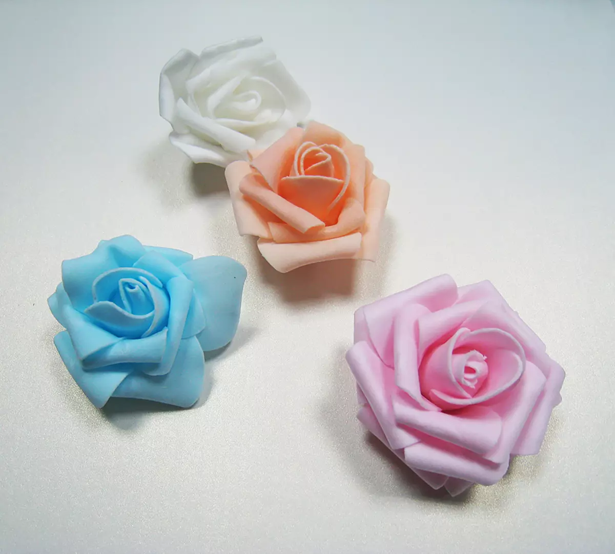 Små roser fra Foamiran: Sådan gør du dem i skabeloner fra cirklerne? Trin-for-trin master klasse på at skabe roser med egne hænder. Smukke værker af blomster fra Foamyran 26834_2