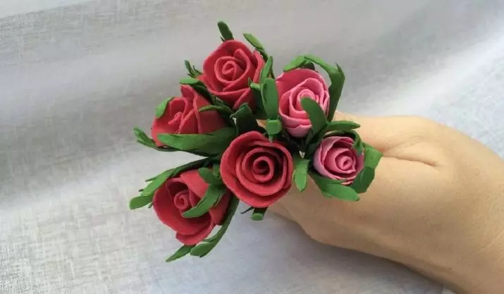 Little rozes no foamiran: kā padarīt tos veidnes no lokiem? Soli pa solim Master klase par rozēm ar savām rokām. Skaisti ziedu darbi no putas 26834_22