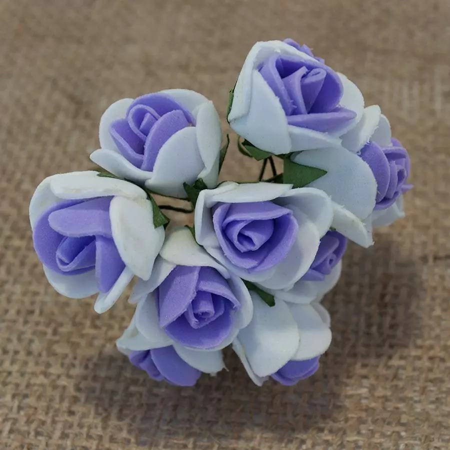 Pikku ruusut Foamiranista: Kuinka tehdä ne malleissa piireistä? Step-by-Step Master -luokka ruusujen luomisesta omalla kädellään. Kauniita kukkia Foamiranista 26834_23