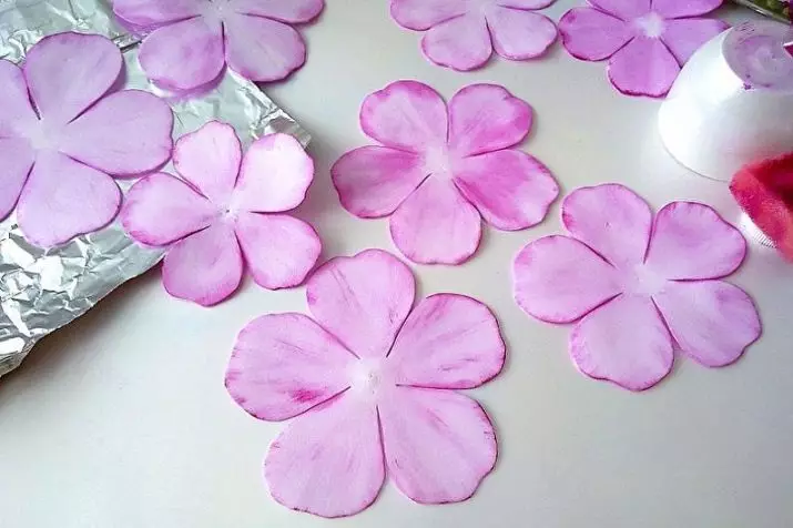 Roses de Foamiran (48 fotos): clases magistrales, creando lámparas de listas en la plantilla con sus propias manos. ¿Cómo hacerlos de Wicked Foamiran? Otras ideas 26836_14