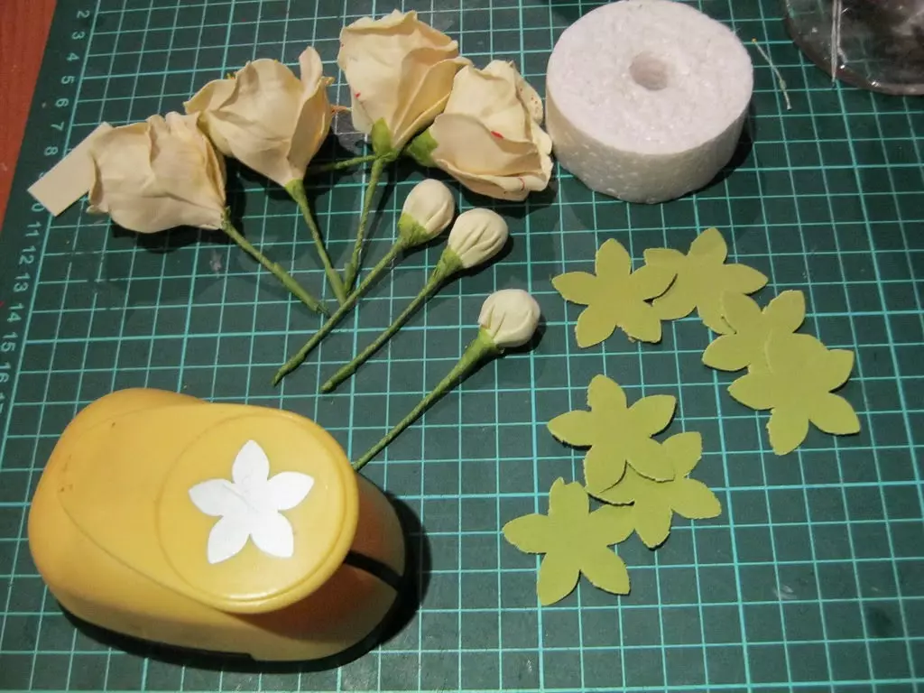 Roses de Foamiran (48 fotos): clases magistrales, creando lámparas de listas en la plantilla con sus propias manos. ¿Cómo hacerlos de Wicked Foamiran? Otras ideas 26836_28