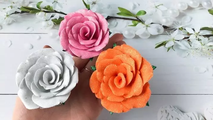 Roses from Foamiran (48 Wêneyên): Klasên Master, Afirandina Rosters-Lamps li ser şablon bi destên xwe. Meriv çawa wan ji foamiran xerab bike? Ramanên din 26836_35