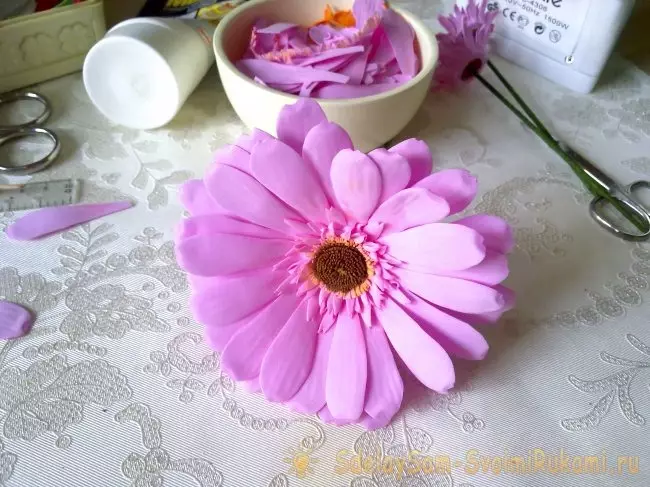 Foamyran'dan Gerbera (28 fotoğraf): Adım adım fotoğraflarla ana sınıf. Rostov Gerbera Rostov nasıl yapılır? Renk şablonları 26839_25