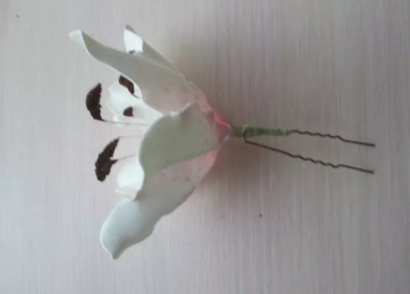 Ljiljani iz Foaamuran (59 fotografija): Korak-po-korak majstori za početnike, učinite to sami predloške. Kako napraviti cvijet? 26844_23