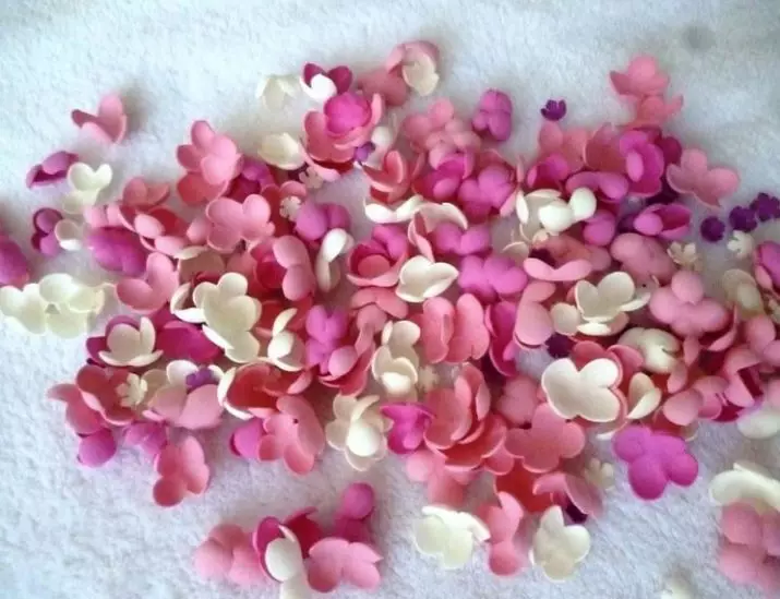 Lilac dari Foamiran: Bagaimana untuk menjadikannya sendiri di kelas induk langkah demi langkah dengan templat? Pengeluaran bunga dari marshmallow dan phoamira lain 26853_13