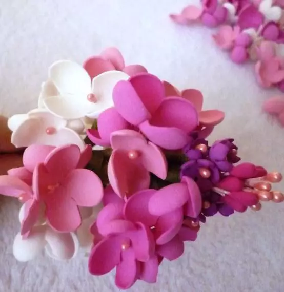 Lilac dari Foamiran: Bagaimana untuk menjadikannya sendiri di kelas induk langkah demi langkah dengan templat? Pengeluaran bunga dari marshmallow dan phoamira lain 26853_19