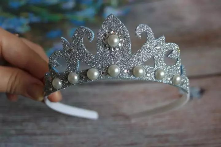 Corona aus Foamiran: Mustere fir opzedeelen, maachen se op der hairpin an Kraterrand féiert mat Ären eegenen Hänn vum Foamiran mat engem Glitter, tiaras fir Meedercher 26856_2