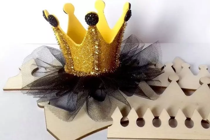 Corona de Foamiran: patróns para corte, tornalos sobre o hairpin e marco con súas propias mans a partir do Foamiran cun brillo, tiara para nenas 26856_4