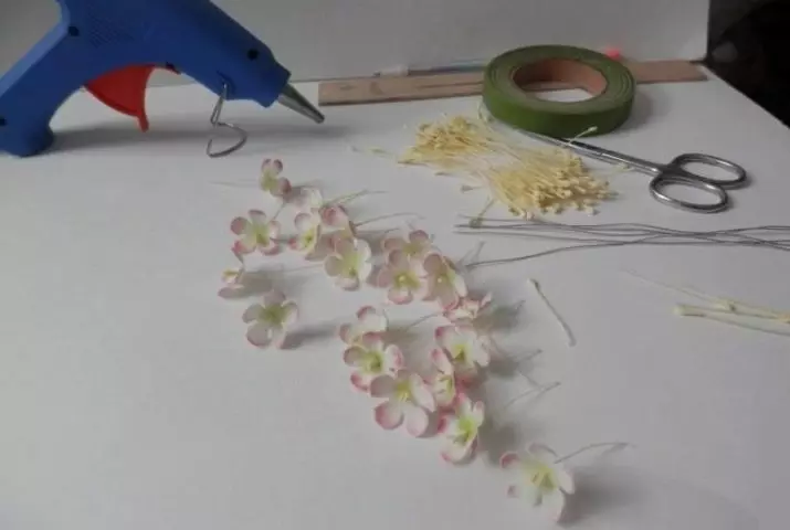 Lite blommor från foamiran (38 foton): Gör små blommor med egna händer på mallar, detaljerad masterklass med en steg-för-steg-beskrivning 26857_14