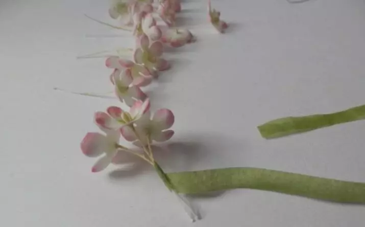 Little Flowers van Foamiran (38 foto's): Maak klein blommetjies met jou eie hande op templates, gedetailleerde meester-klas met 'n stap-vir-stap beskrywing 26857_15