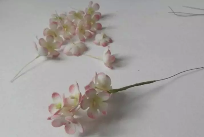 Pequenas flores de Foamiran (38 fotos): Fai pequenas flores coas túas propias mans en modelos, clase maxistral detallada cunha descrición paso a paso 26857_16