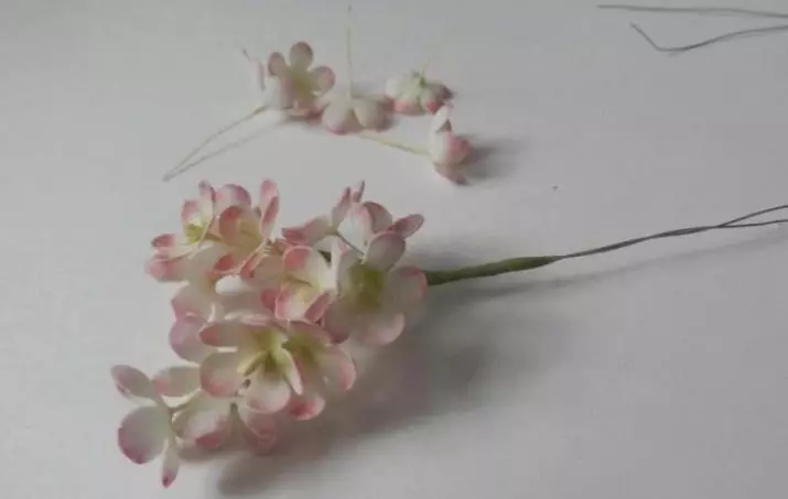 პატარა ყვავილები Foamiran (38 ფოტო): ჩადება პატარა ყვავილები საკუთარი ხელებით თარგები, დეტალური მასტერკლასი ერთად ნაბიჯ ნაბიჯ აღწერა 26857_17