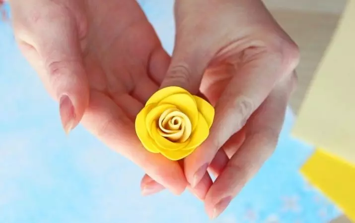 Bunga kecil dari Foamiran (38 foto): Buat bunga kecil dengan tangan anda sendiri pada template, kelas induk terperinci dengan penerangan langkah demi langkah 26857_2