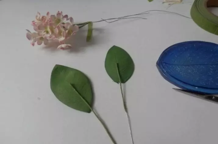 Мало цвеће од Фоамирана (38 фотографија): Направите мале цвеће са властитим рукама на обрасцима, детаљном мастер класе са описним опис корак по корак 26857_20