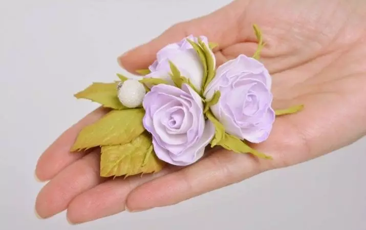 Piccoli fiori da Foamiran (38 foto): Crea piccoli fiori con le tue mani sui modelli, la classe Master dettagliata con una descrizione passo-passo 26857_27