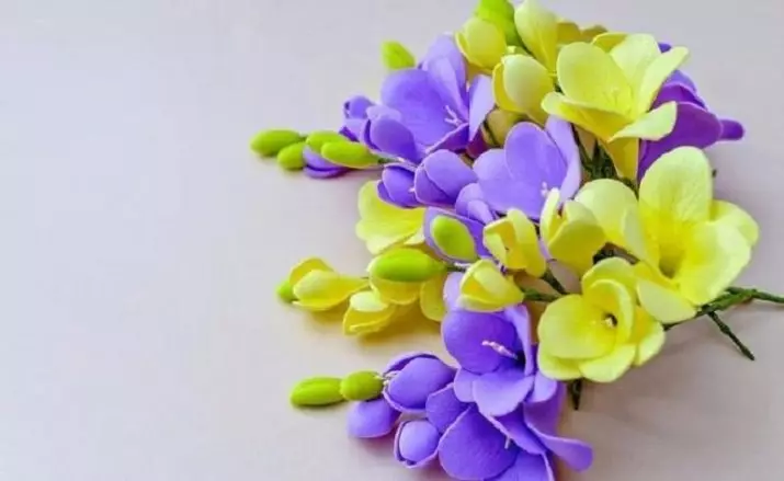 کوچک گل از Foamiran (38 عکس): اطمینان گل های کوچک را با دست خود خود را در قالب ها، جزئیات کلاس کارشناسی ارشد با شرح گام به گام 26857_28