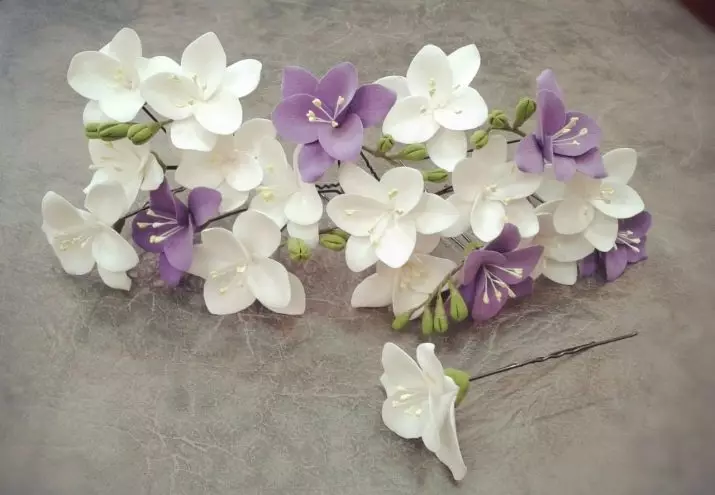Bunga-bunga kecil dari Foamiran (38 foto): Buat bunga-bunga kecil dengan tangan Anda sendiri di template, kelas master terperinci dengan deskripsi langkah demi langkah 26857_32