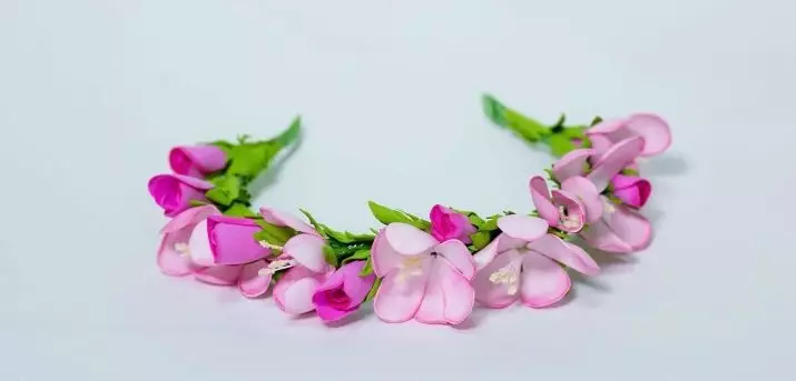 Malé kvety z foamiran (38 fotografií): Urobte malé kvety s vlastnými rukami na šablónach, podrobnej master triedy s krok-za-krokom popis 26857_33