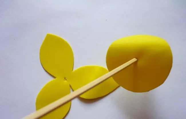 Narcissus FoamyRan: malleja ja master-luokka. Kuinka tehdä suuria ja muita kukkia omalla kädet askel askeleelta? 26861_11