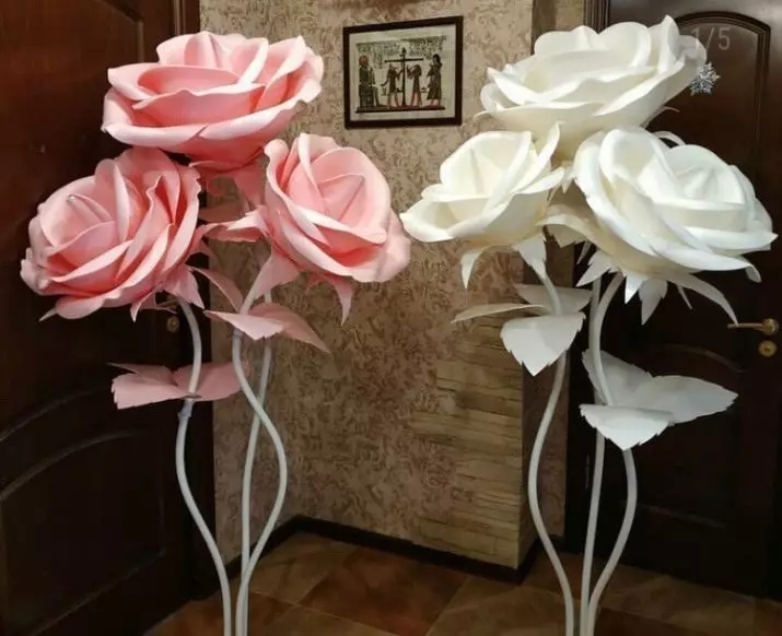 Store roser fra Foamyran: Sådan laver du et uhøfligt gulv Rose til interiøret med egne hænder? Master klasse med trin-for-trin fotos, skabeloner til store farver 26867_10
