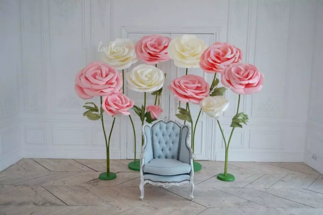 Store roser fra Foamyran: Sådan laver du et uhøfligt gulv Rose til interiøret med egne hænder? Master klasse med trin-for-trin fotos, skabeloner til store farver 26867_4