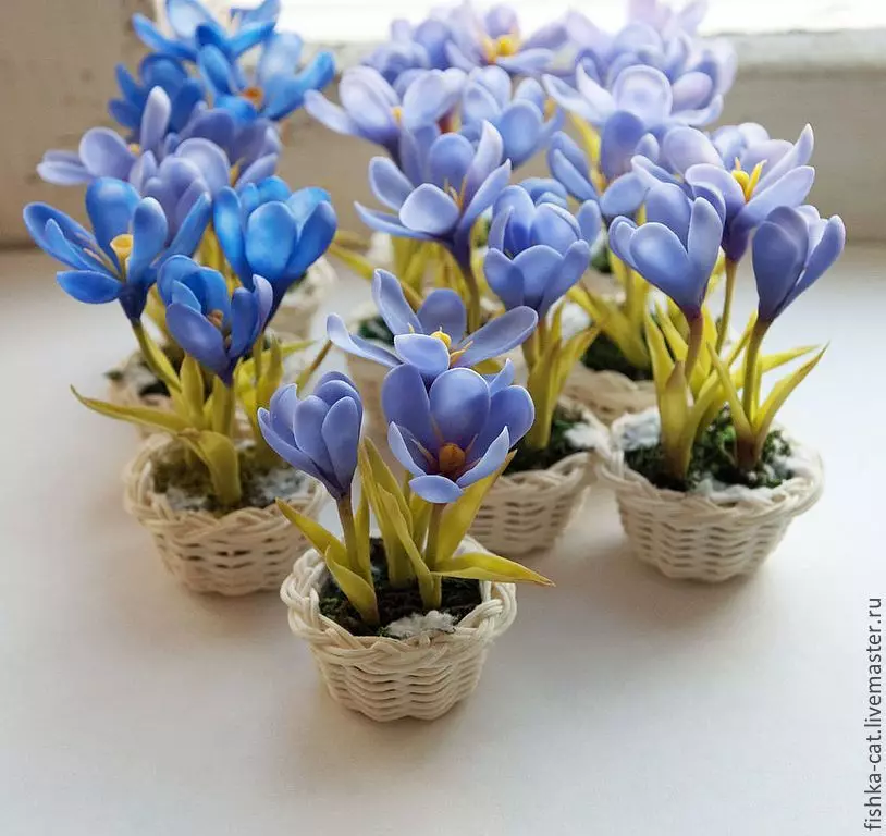 Foamiran Crocuses (40 bilder): maler og master klasser med en trinnvis beskrivelse. Hvordan lage en bukett med blomster med egne hender? Ordningen for nybegynnere 26870_12