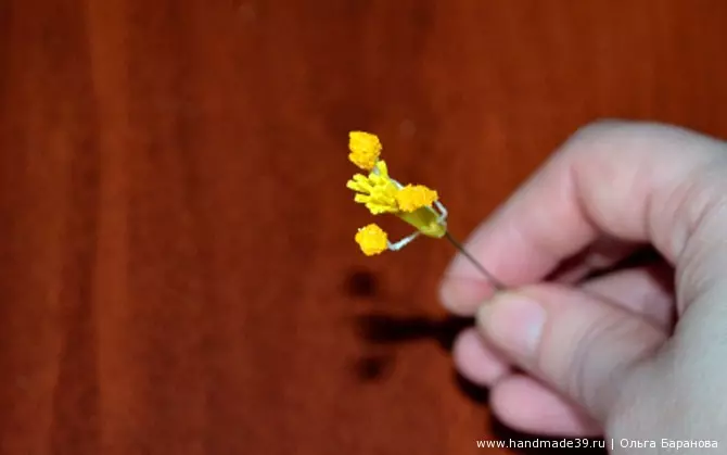 Foamiran Crocuses (40 bilder): maler og master klasser med en trinnvis beskrivelse. Hvordan lage en bukett med blomster med egne hender? Ordningen for nybegynnere 26870_25