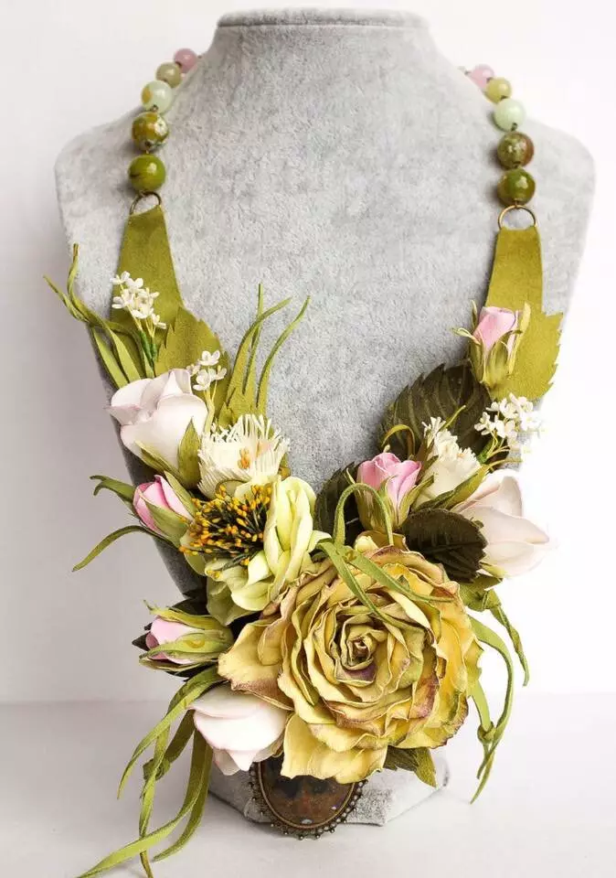 Фоамиран украси: за коса и ѓердан, обетки со цвеќиња и свадбени украси. Како да ги направите со свои раце на мастер класа? 26871_8