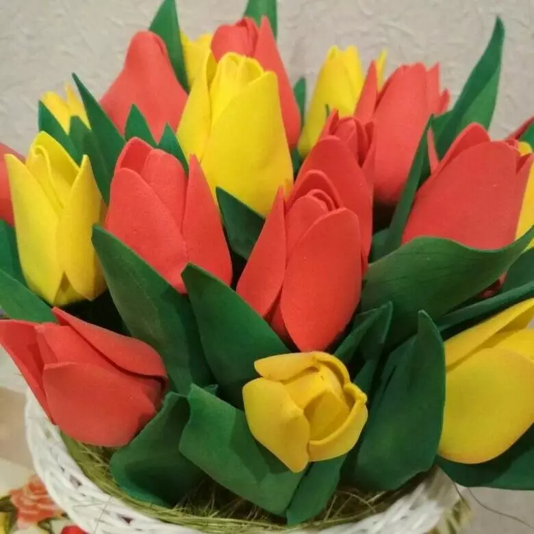 Tulpen van Foamiran (30 foto's): stap-voor-stap masterclasses, patroonsjablonen. Hoe maak je groei en andere bloemen? 26875_3