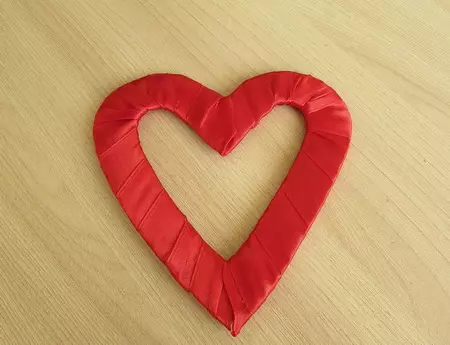 Valentine's Foamiran: Hoe maak je een hart met je eigen handen te maken op Valentijnsdag van de goddelozen en andere phoamyran? Masterclasses 26876_13