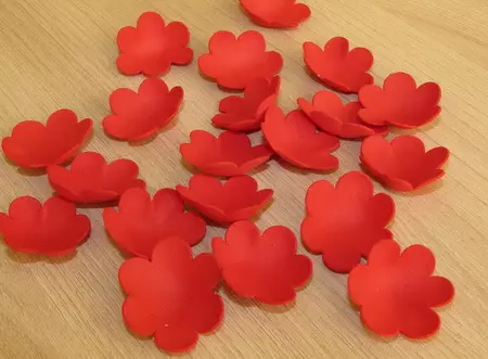 Valentine של Foamiran: איך לעשות לב עם הידיים שלך על חג האהבה מן רשעים אחרים phoamyran? מנהל הכיתות 26876_16