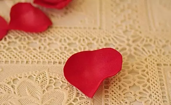 Foamiran i Shën Valentinit: Si të bëni një zemër me duart tuaja në Ditën e Shën Valentinit nga të pabesët dhe phoamyranët e tjerë? Klasa master 26876_22