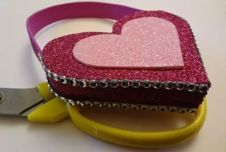 Valentine's Foamiran: Ako urobiť srdce s vlastnými rukami na Valentína od zlého a ďalšieho Phoamyrana? Triedy 26876_7