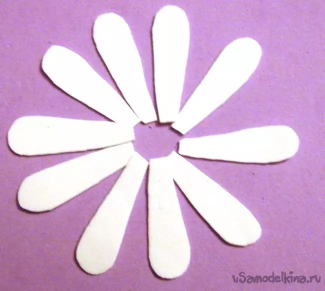 Chamomile từ foamyran (40 ảnh): Lớp học và mẫu riêng từng bước. Làm thế nào để tạo một bó hoa với bàn tay của riêng bạn theo đề án cho người mới bắt đầu? 26879_14