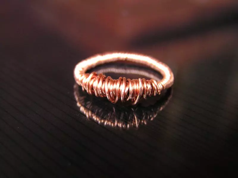 Kawat cincin (37 foto): bagaimana membuat cincin dari kawat tembaga dengan tangan sendiri, skema tenun Anda 26880_10