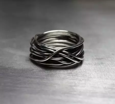 Kawat cincin (37 foto): bagaimana membuat cincin dari kawat tembaga dengan tangan sendiri, skema tenun Anda 26880_34