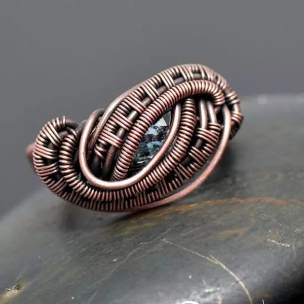 Kawat cincin (37 foto): bagaimana membuat cincin dari kawat tembaga dengan tangan sendiri, skema tenun Anda 26880_9