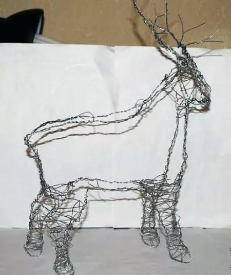 Žičani jelen to učiniti sami: fazni shema za stvaranje novogodišnjeg jelena s vijencima. Kako napraviti okvir i skicu? 26884_28